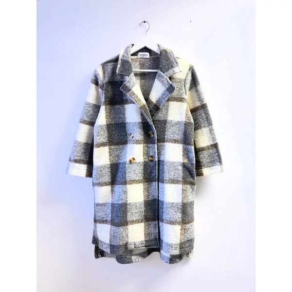 Nina Kendosa kockás kabát