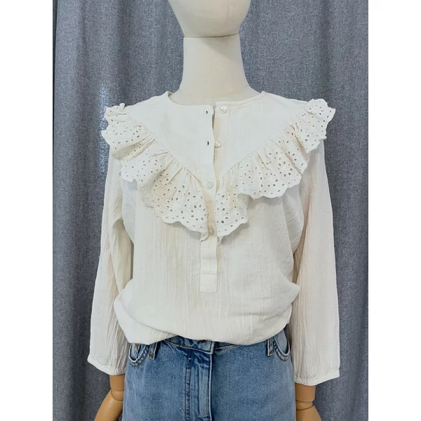 Ekrü blúz csipkével
